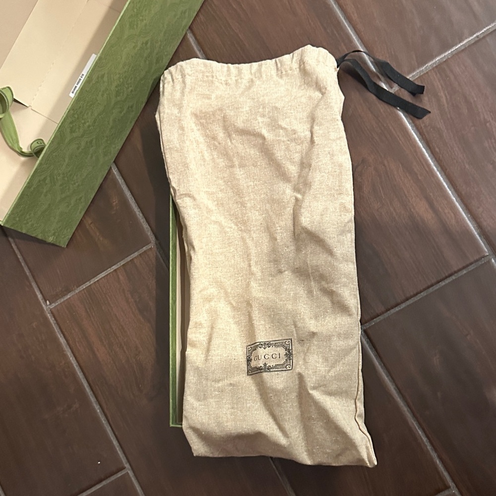 Gucci Olive Green Embossed Logo Box - Picture 4 of 4